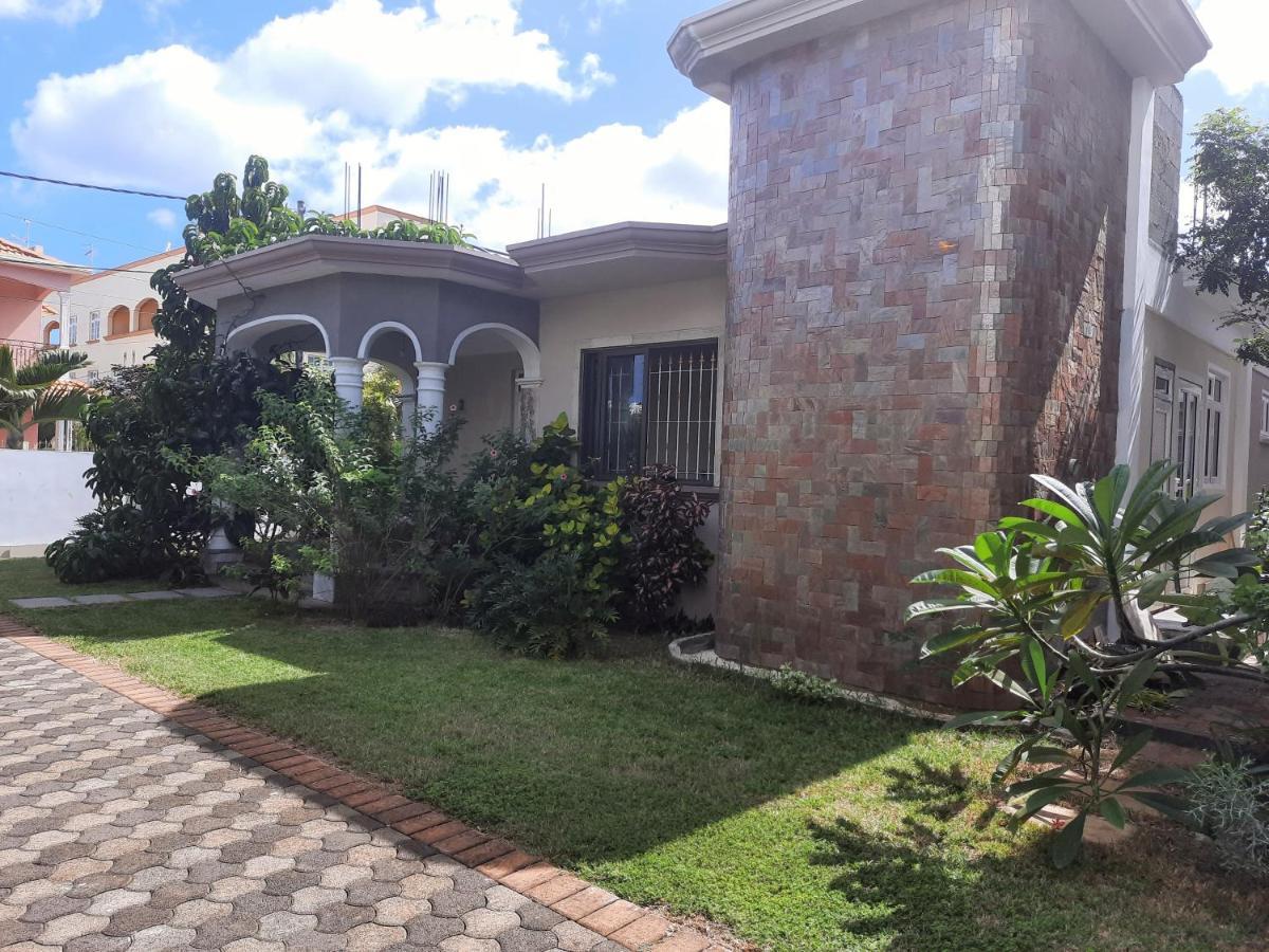 Cardamon Villa Is A 2 Bedroom With 1 Bathroom And Seperate Toilet Detached House With Ac And Swimming Pool , 5 Minutes Walk From Flic En Flac Public Beach Eksteriør billede