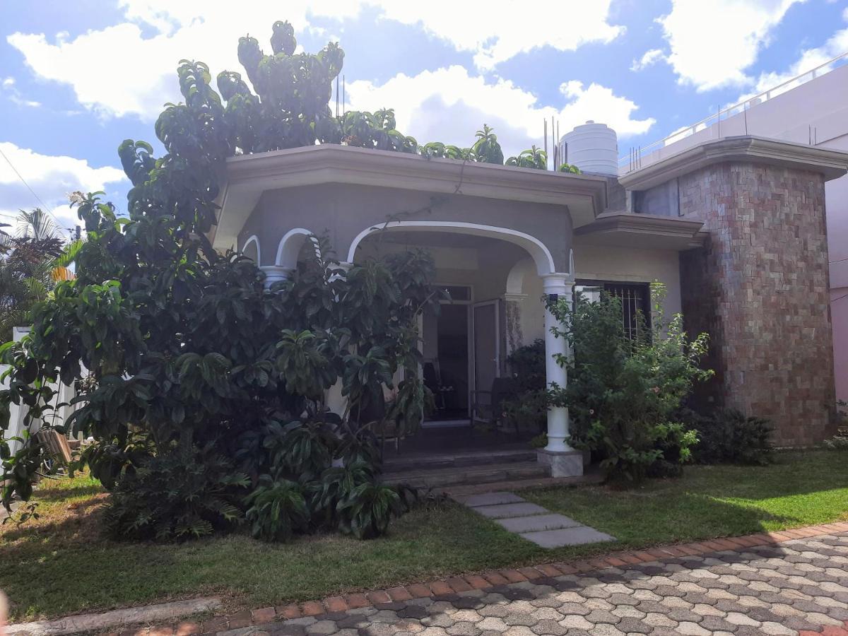 Cardamon Villa Is A 2 Bedroom With 1 Bathroom And Seperate Toilet Detached House With Ac And Swimming Pool , 5 Minutes Walk From Flic En Flac Public Beach Eksteriør billede