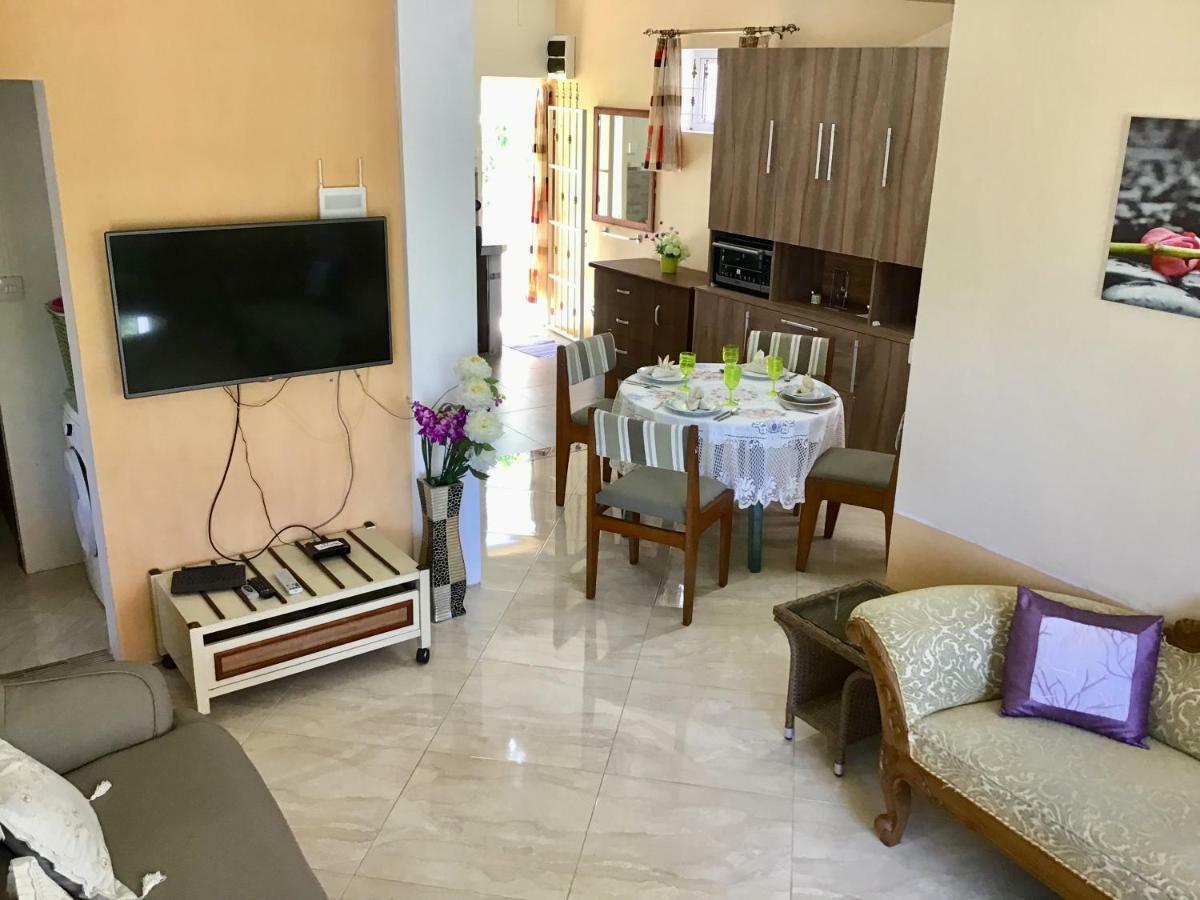 Cardamon Villa Is A 2 Bedroom With 1 Bathroom And Seperate Toilet Detached House With Ac And Swimming Pool , 5 Minutes Walk From Flic En Flac Public Beach Eksteriør billede