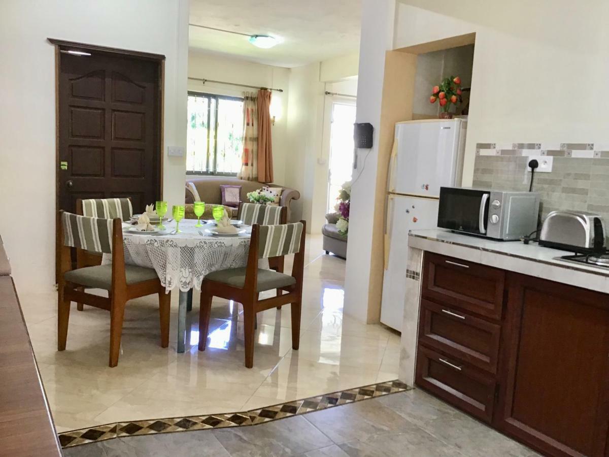 Cardamon Villa Is A 2 Bedroom With 1 Bathroom And Seperate Toilet Detached House With Ac And Swimming Pool , 5 Minutes Walk From Flic En Flac Public Beach Eksteriør billede
