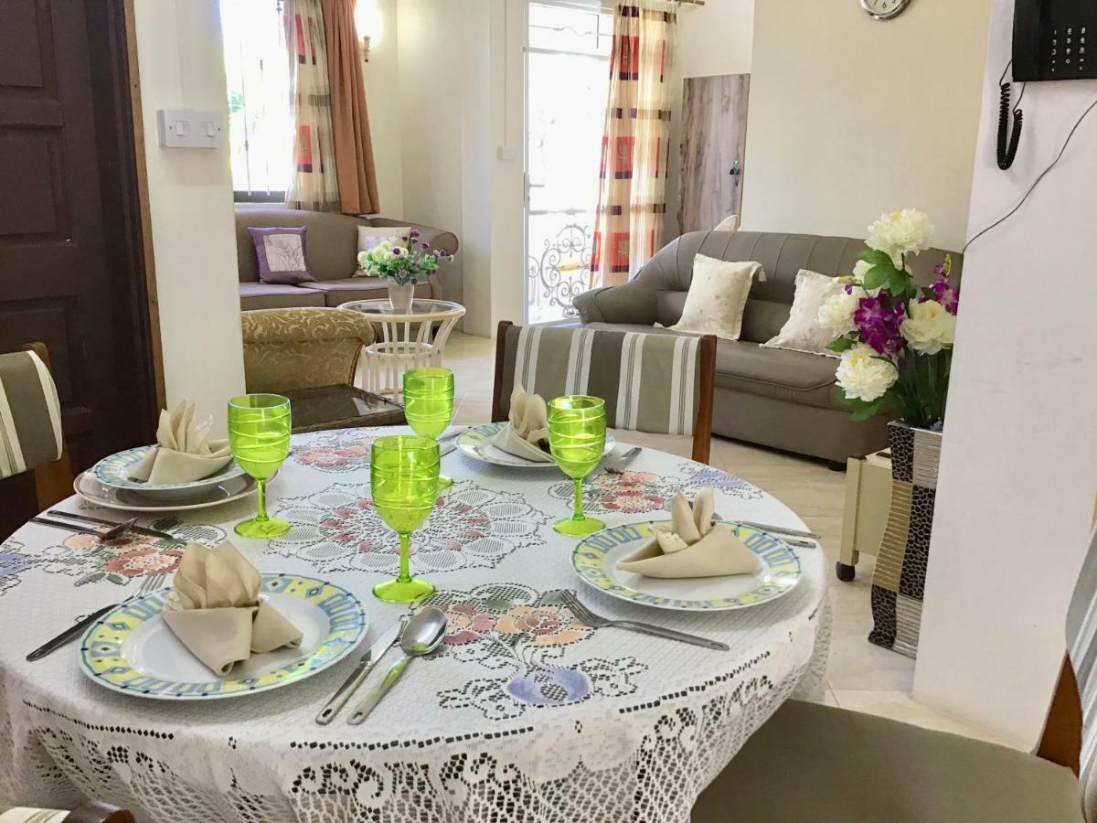 Cardamon Villa Is A 2 Bedroom With 1 Bathroom And Seperate Toilet Detached House With Ac And Swimming Pool , 5 Minutes Walk From Flic En Flac Public Beach Eksteriør billede