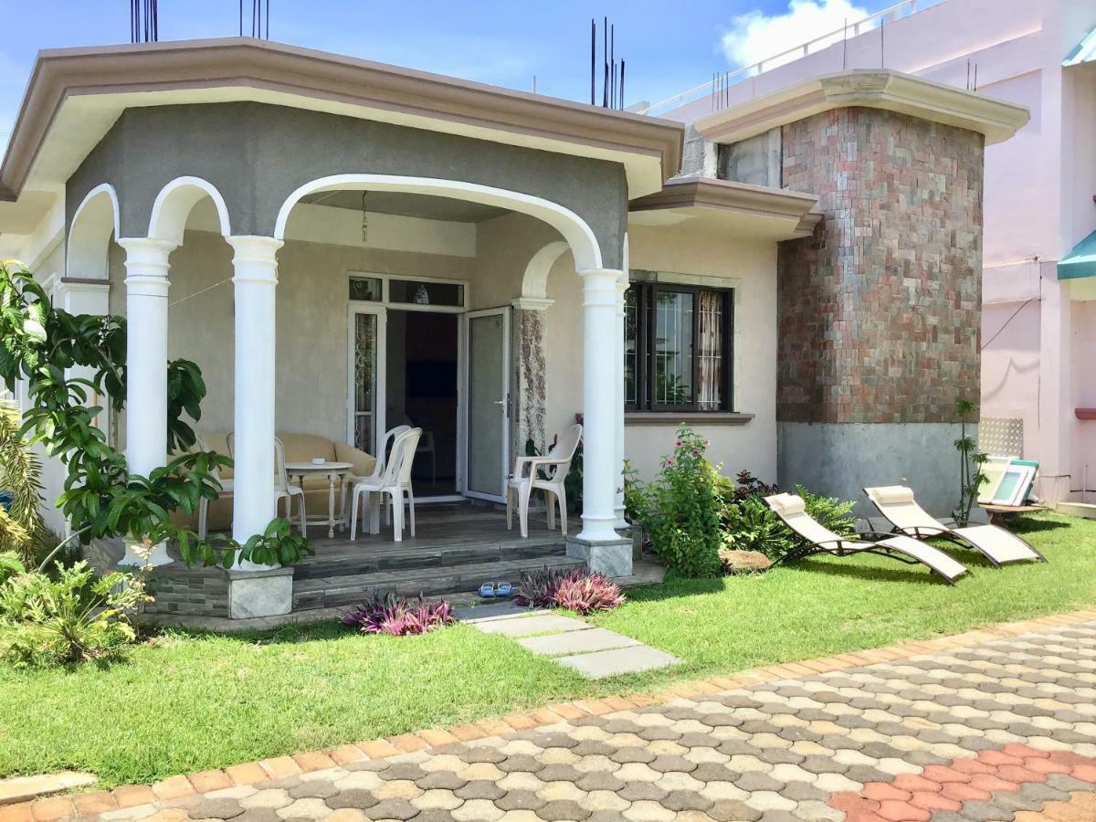 Cardamon Villa Is A 2 Bedroom With 1 Bathroom And Seperate Toilet Detached House With Ac And Swimming Pool , 5 Minutes Walk From Flic En Flac Public Beach Eksteriør billede