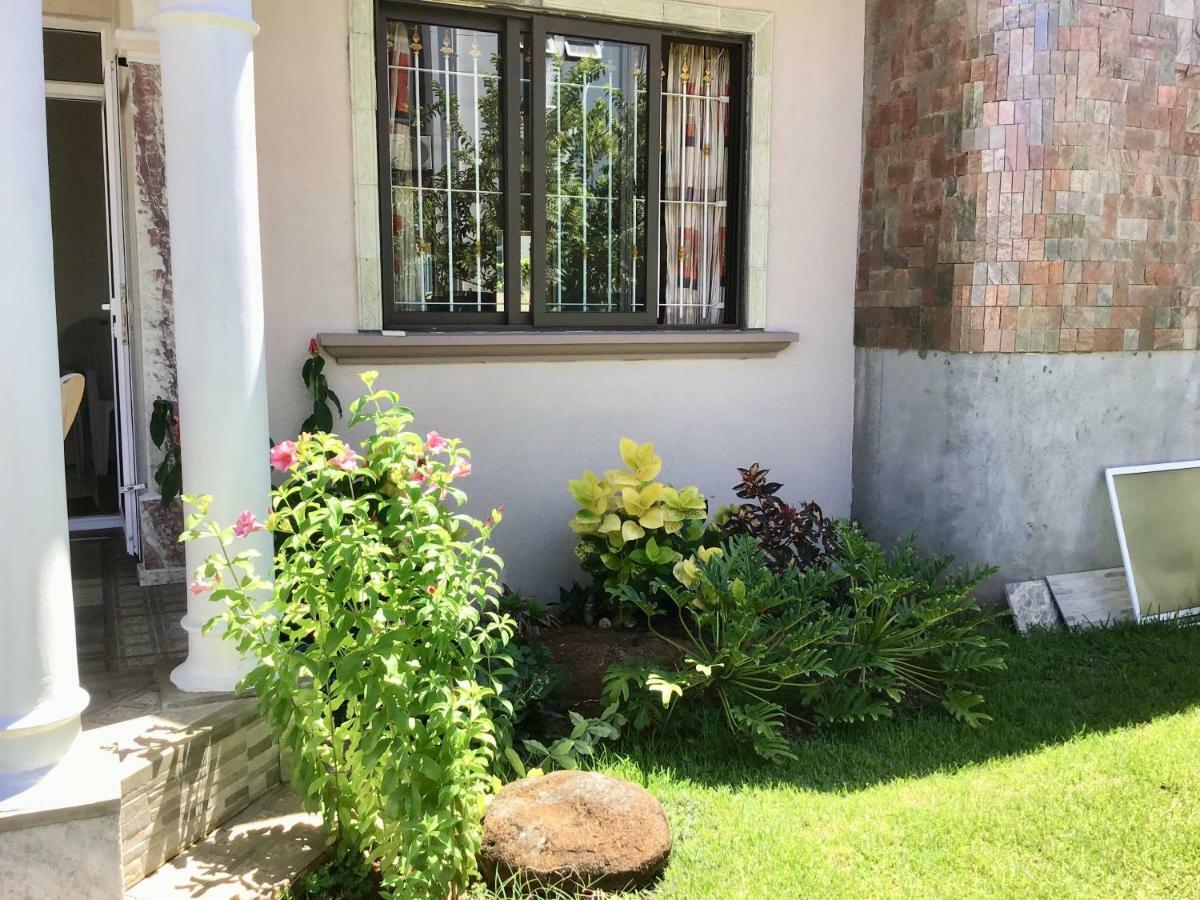 Cardamon Villa Is A 2 Bedroom With 1 Bathroom And Seperate Toilet Detached House With Ac And Swimming Pool , 5 Minutes Walk From Flic En Flac Public Beach Eksteriør billede