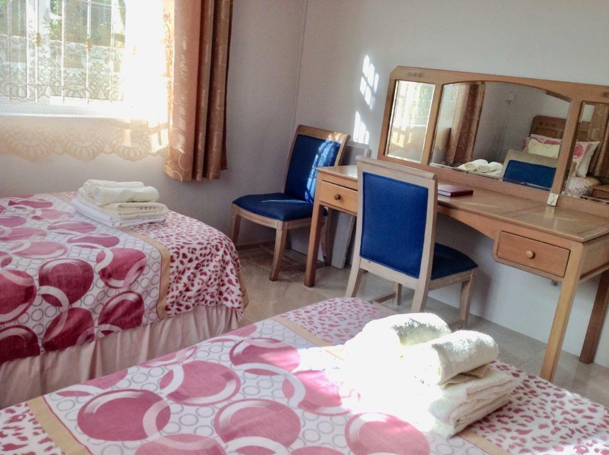 Cardamon Villa Is A 2 Bedroom With 1 Bathroom And Seperate Toilet Detached House With Ac And Swimming Pool , 5 Minutes Walk From Flic En Flac Public Beach Eksteriør billede